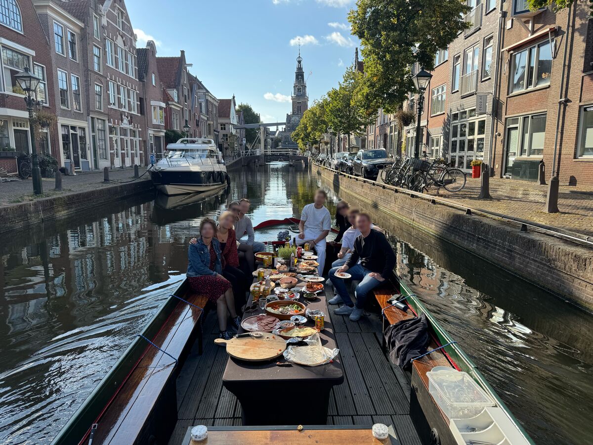 Groep geniet van BBQ op de boot in Alkmaar