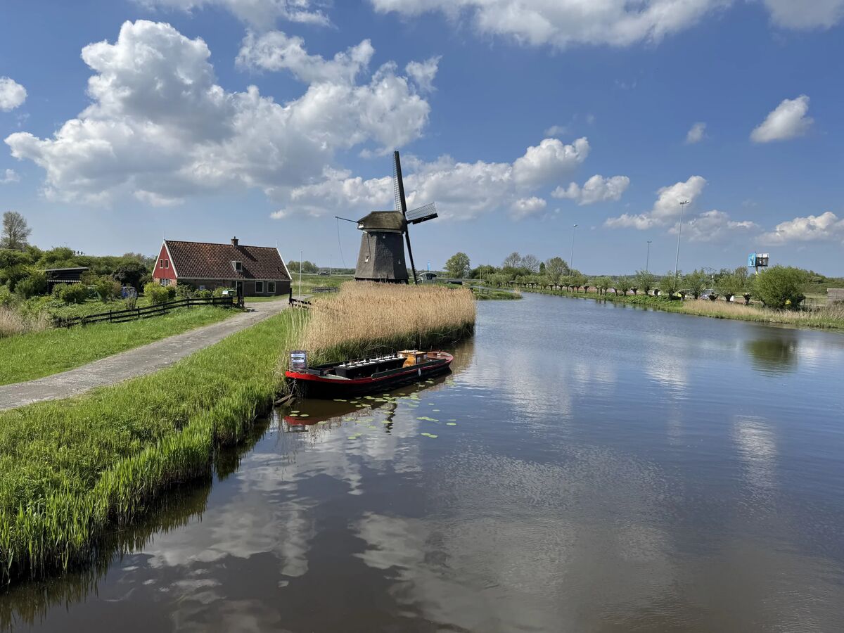 De praam aangemeerd bij windmolen