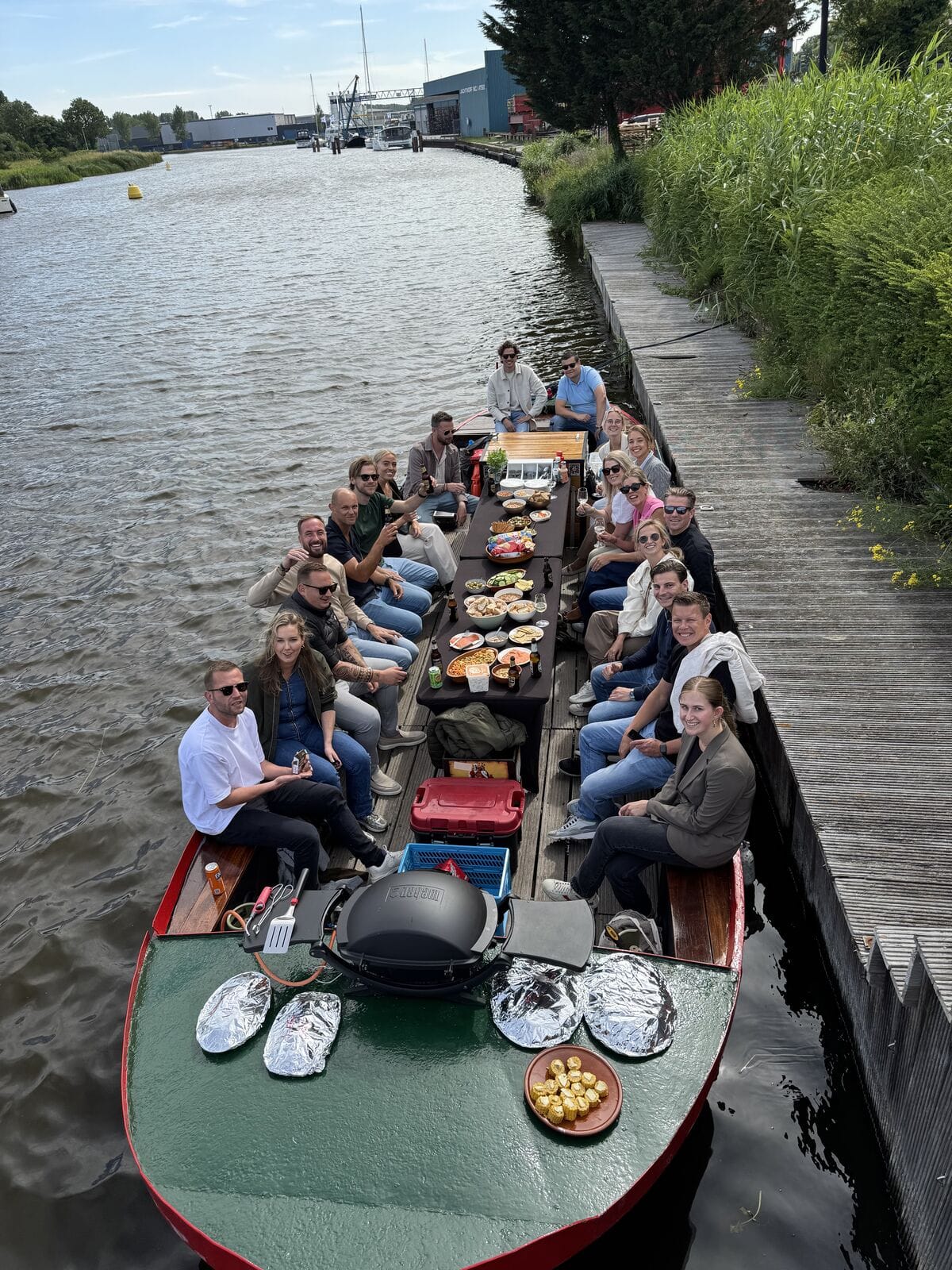Grillen aan boord van de BBQ Boot terwijl je vaart in Alkmaar