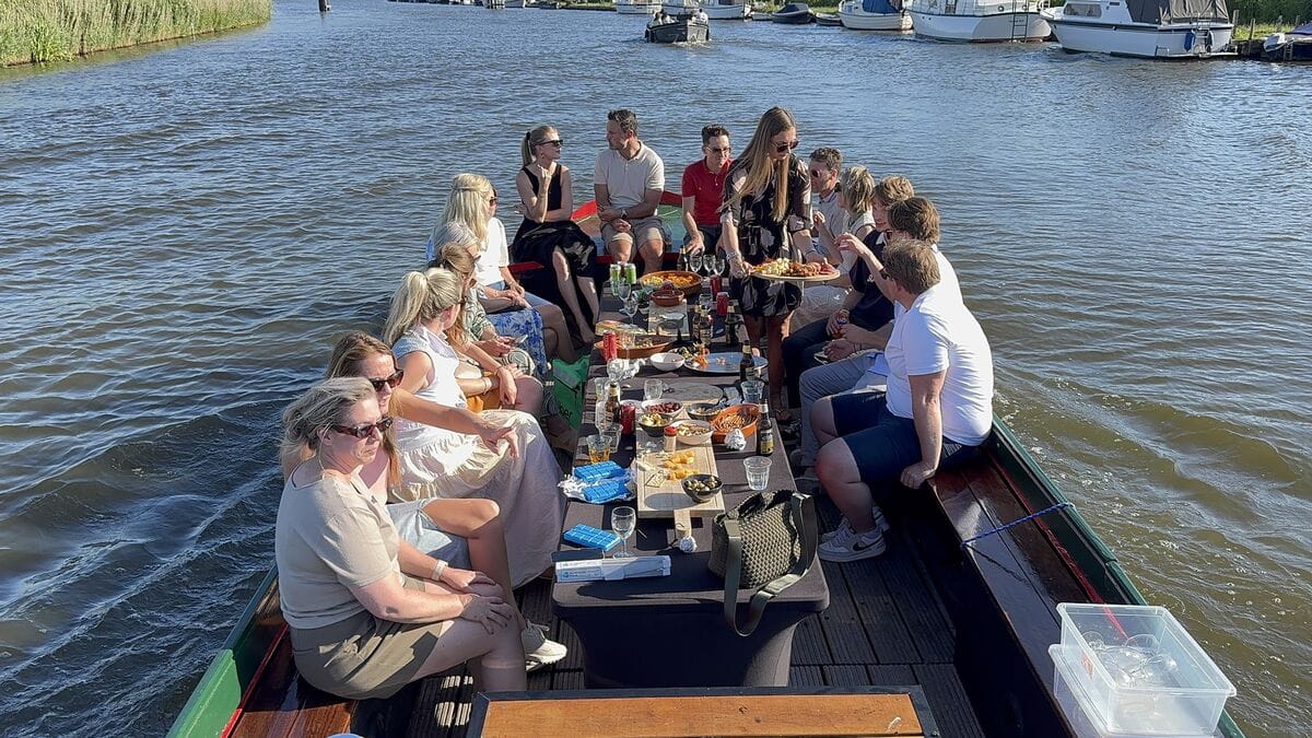Groepsuitje aan boord op het water in Alkmaar