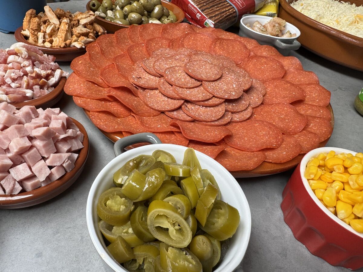 Pepperoni en toppings uitgestald