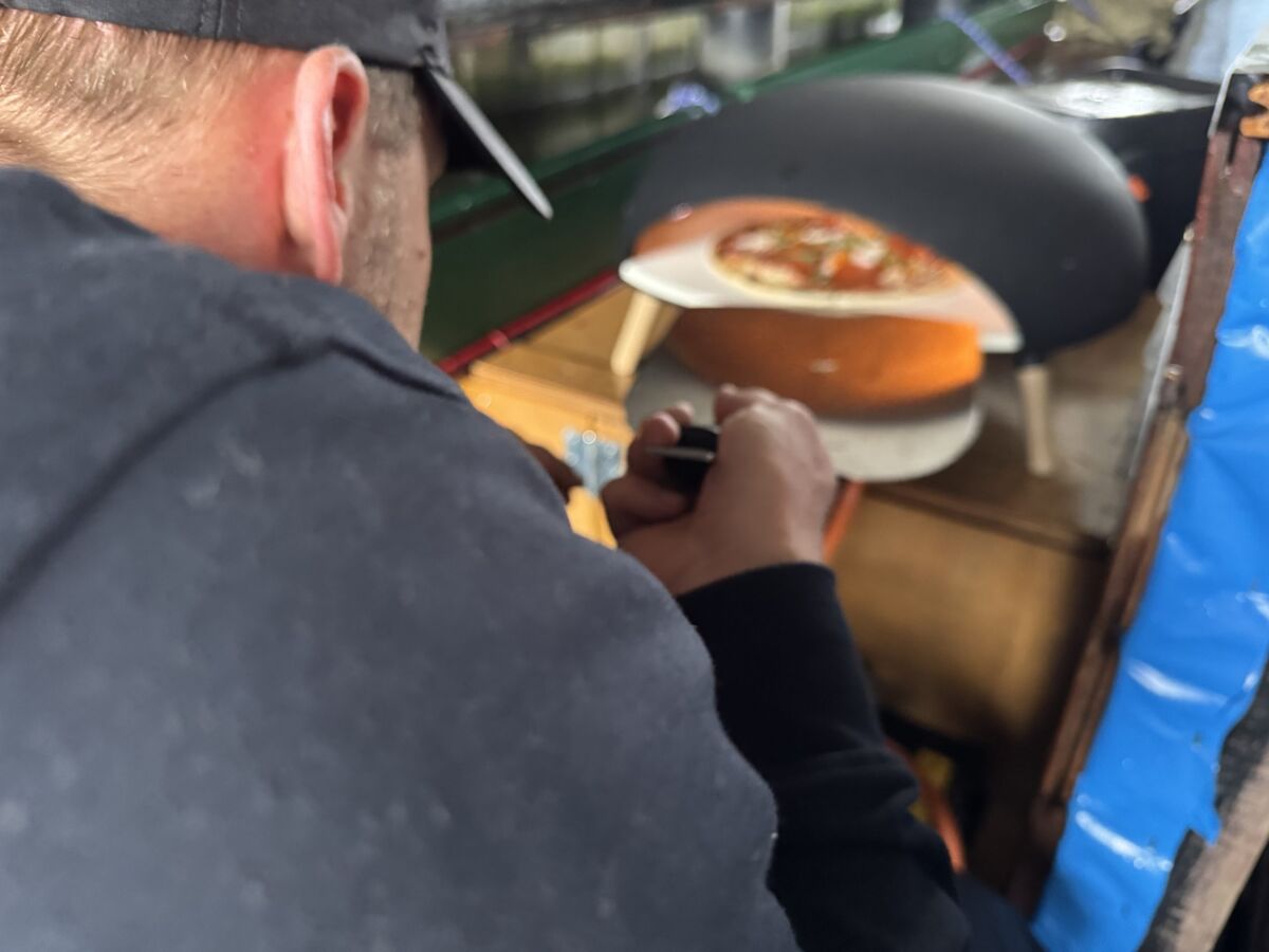Pizzakok bakt verse pizza op de boot